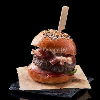 Мини-бургер с котлетой из говядины с беконом